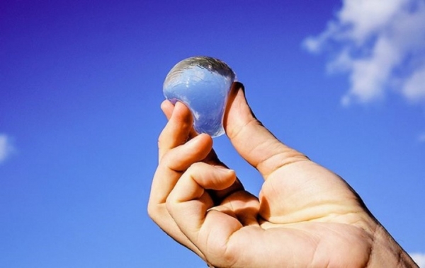 Edible water bubbles for less plastic waste