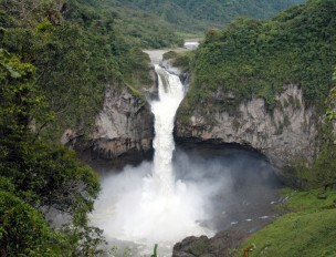 Huge sinkhole makes Ecuador&#039;s largest waterfall disappear