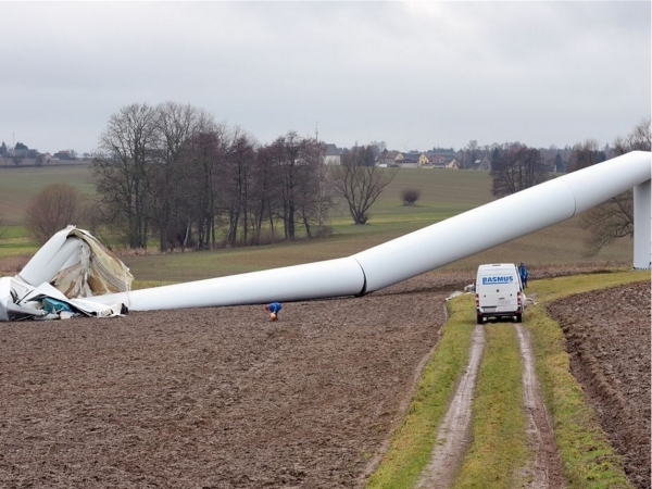 Wind turbine collapse in eastern Germany